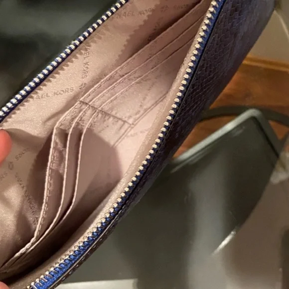 MICHAEL KORS ELECTRIC BLUE LEATHER JET SET LG ZIP CLUTCH WRISTLET NWT - Picture 6 of 7